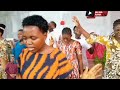 MAFURIKO YA WATU WAKIMWABUDU MUNGU KWENYE MADHABAHU YA MJI WA RAHA MAFURIKO YA WATU WAKIMWABUDU MUNGU KWENYE MADHABAHU YA MJI WA RAHA