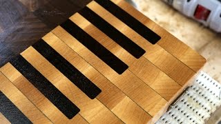 This end grain cutting board was made of maple, wenge and walnut. A colored glue was used to highlight the white keys. Эта 