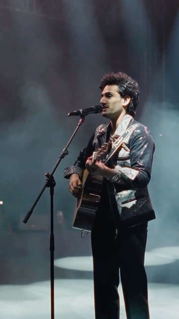Josh Brar lighting up the stage with an unforgettable live performance of 'Tere Bina Na Guzara'! ?