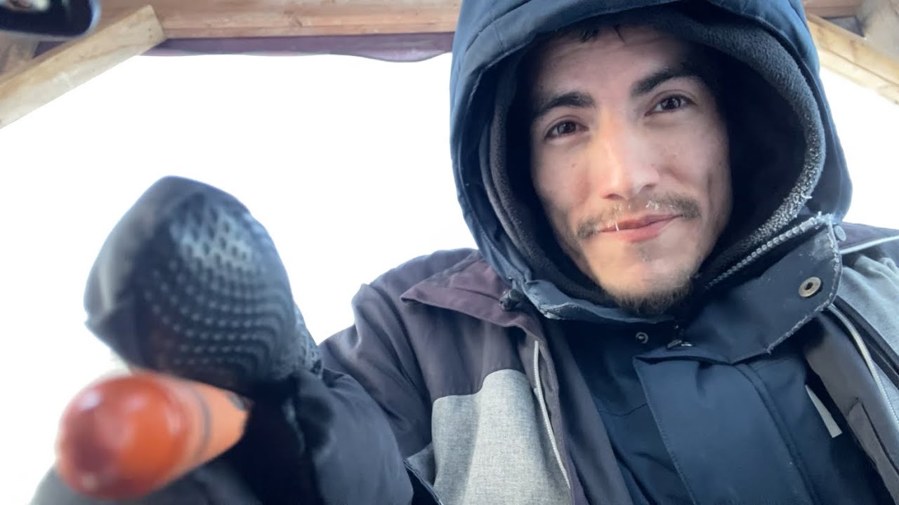 ASMR-видео с обведением лица снегом и бессвязными разговорами.