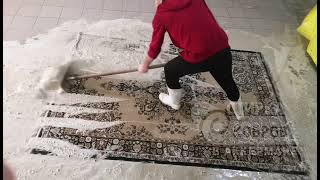 Washing a dirty carpet. Стирка грязного ковра