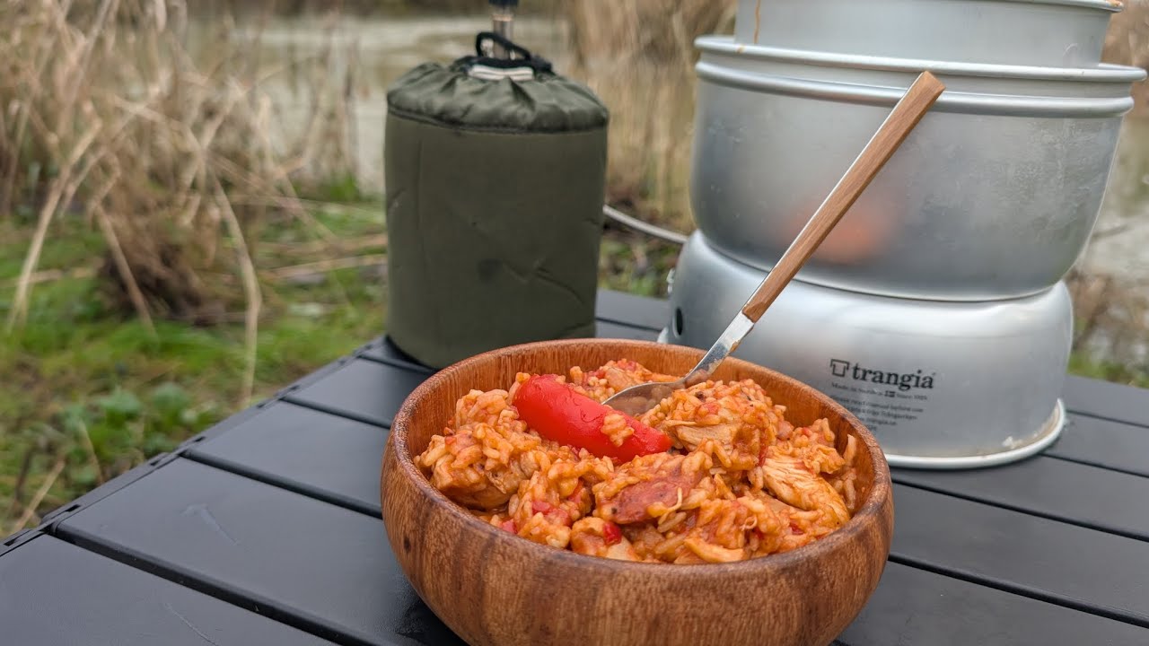 Джамбалайя, приготовленная на танджии, расположена на берегу реки.