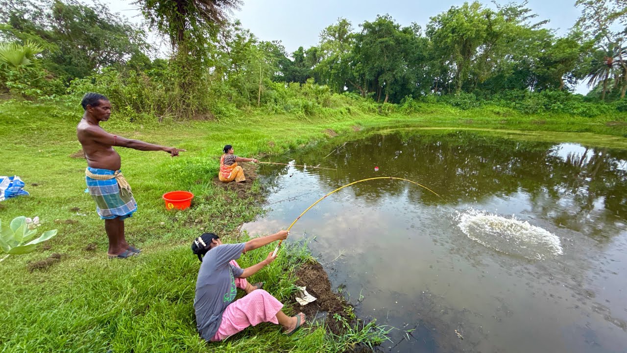 Fishing video🐠🎣 || Great experience of fishing with women in the village pond