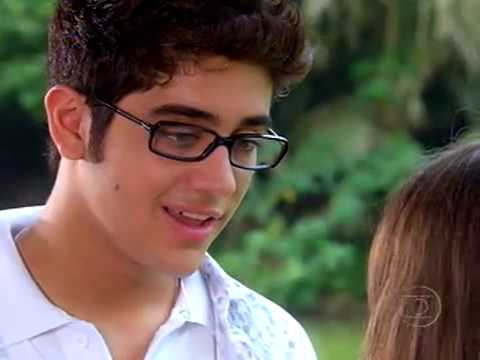 Bianca se declara para Felipe e os dois se beijam