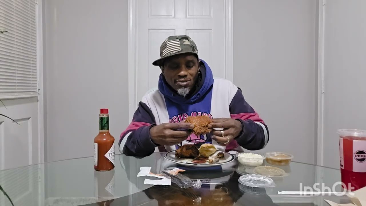 Оригинальная порция Kfc из трех блюд с салатом из капусты, картофельным пюре и подливкой.