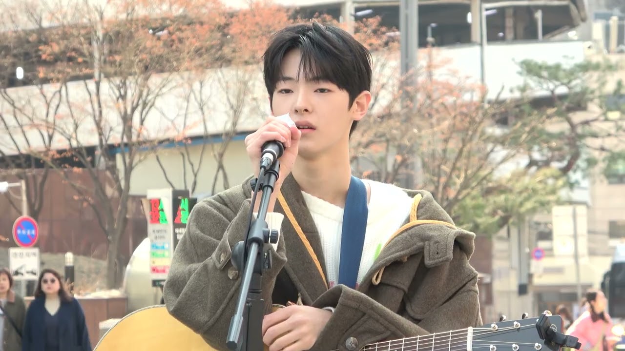 Winter day  자작곡 -  고 3년  강우진 - 첫 신촌  버스킹 .