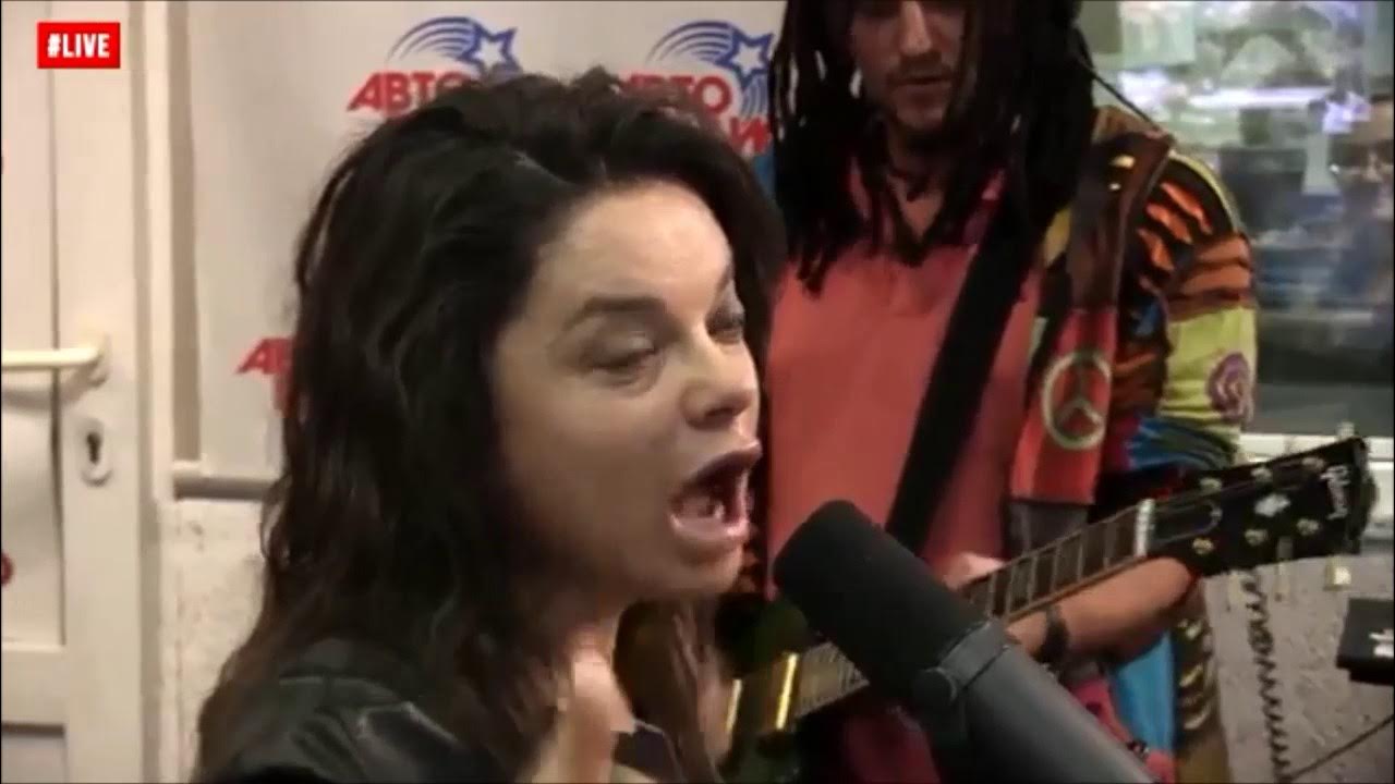 где поют звезды. артисты поющие в живую. бейонсе 2000. ариана певица 2020. микрофон селены гомес.