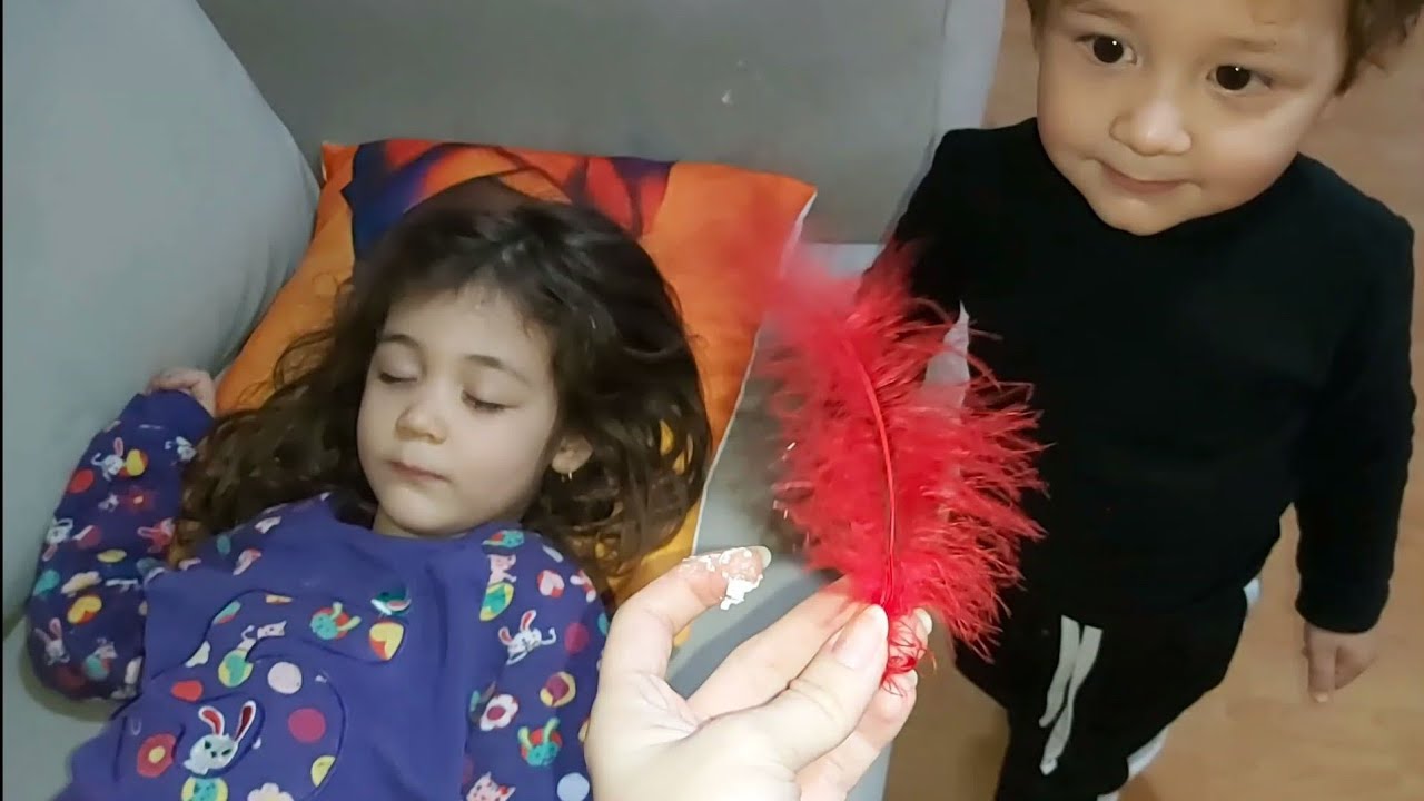 Poyraz Bebek Eylül Ablasını Kırmızı Tüyle Gıdıkladı Kar Spreyi Şakası