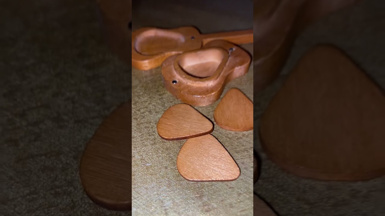 🎸 Looks like a real guitar — but it’s actually a handmade pick case! This one-of-a-kind piece