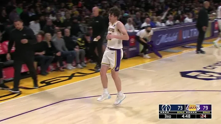 Austin Reaves limps off court, into locker room af...