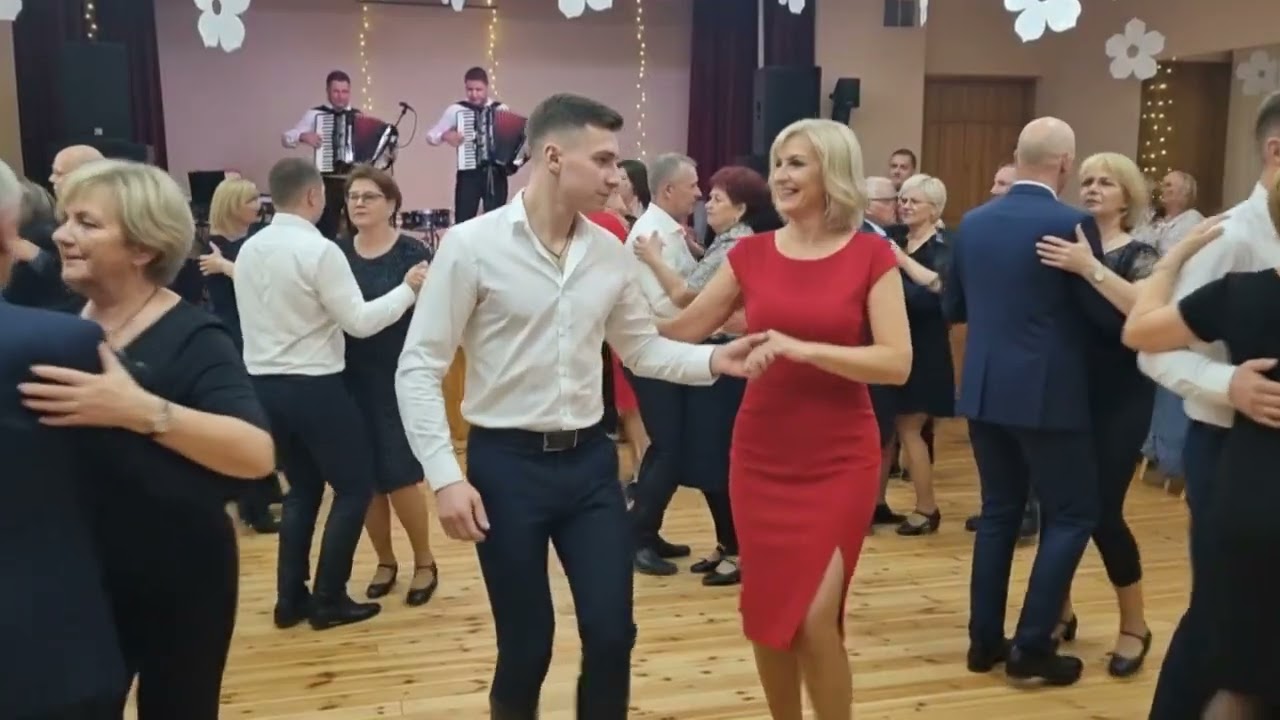 Młody tancerz prezentuje swój talent!