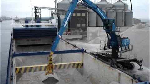 SENNEBOGEN - Ship Loading: 870 Material Handler unloading special gravel, UK