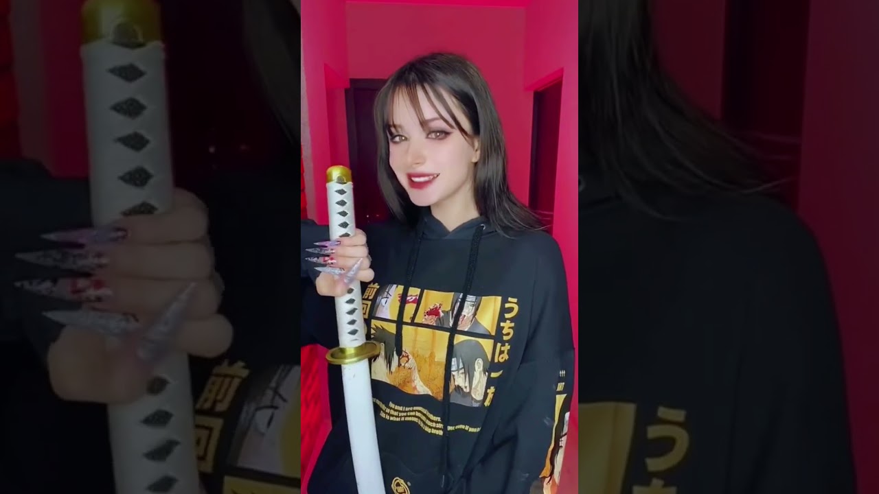 Female Roronoa Zoro cosplay 💚