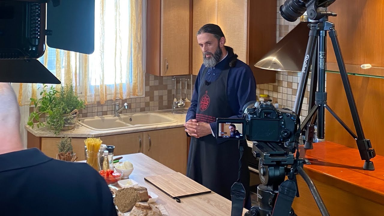 ΝΤΟΜΑΤΟΚΕΦΤΕΔΕΣ ΚΑΙ ΜΑΚΑΡΟΝΑΔΑ ΜΕ ΚΙΜΑ ΜΑΝΙΤΑΡΙΩΝ ΑΠΟ ΤΟΝ ΓΕΡΟΝΤΑ ΠΑΡΘΕΝΙΟ (ΕΠ1-Α' ΜΕΡΟΣ)