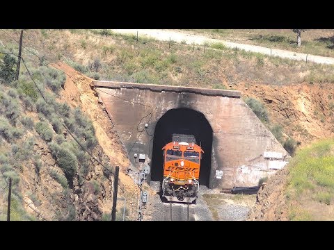 BNSF 10 min clip & commentary showing Tehachapi Loop by an eastbound freight train bound for Barstow