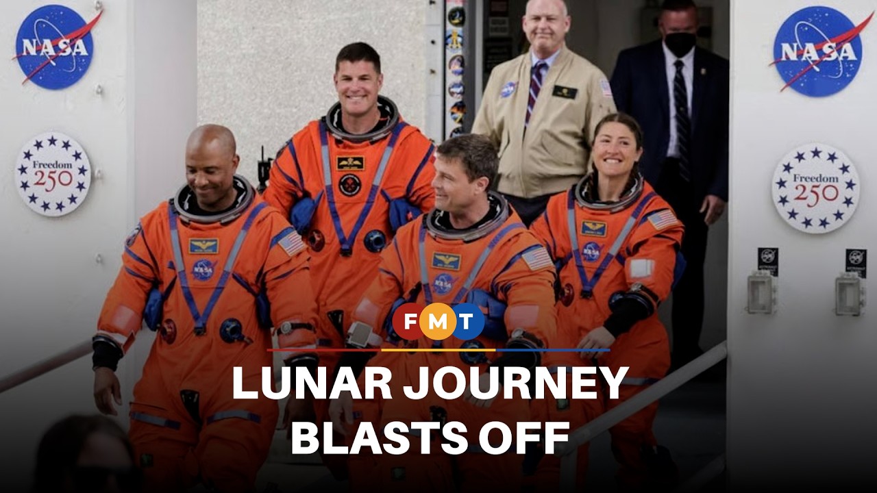 Astronauts blast off for historic US lunar journey - YouTube