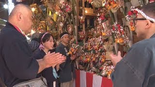 熊手で開運を願う  東京・鷲神社で酉の市