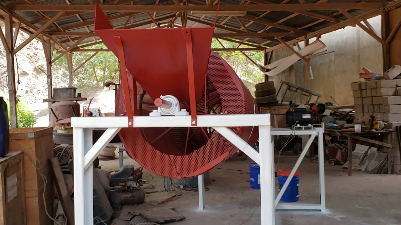 A new trommel screen.  Nueva zaranda rotativa.