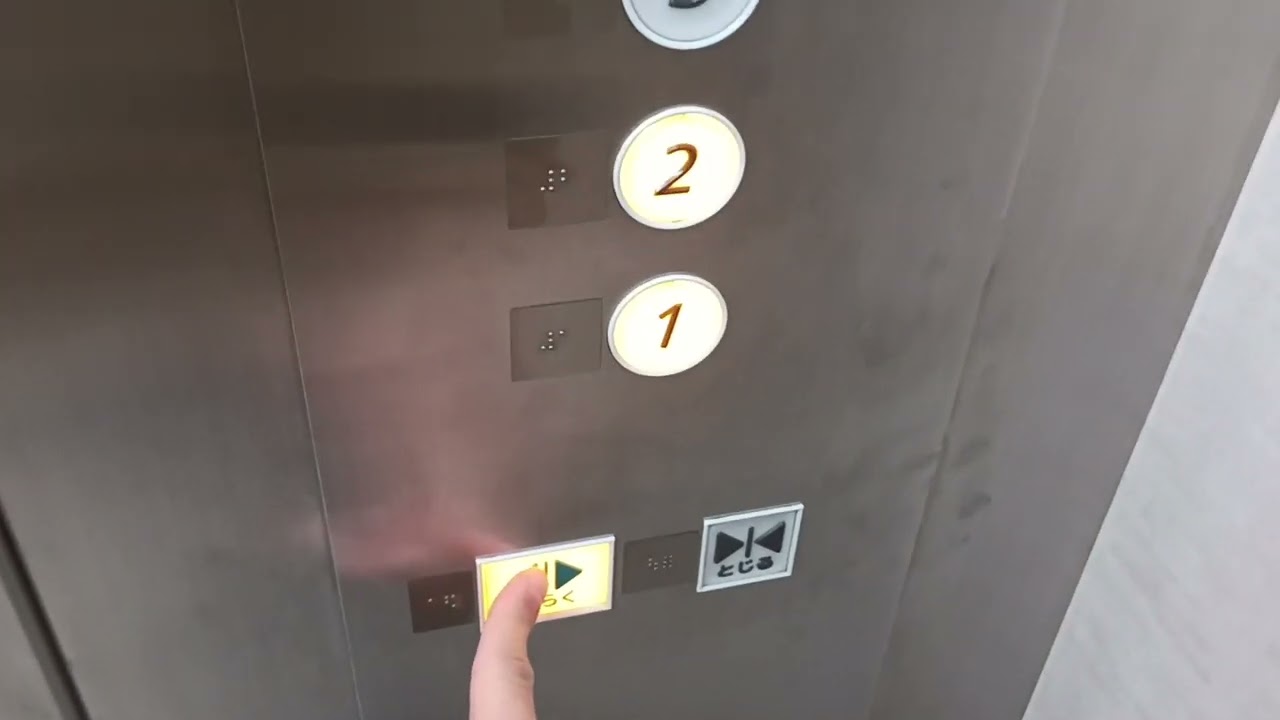 コースカベイサイドストアーズのエレベーター（日立製　真ん中　車椅子操作盤無し）