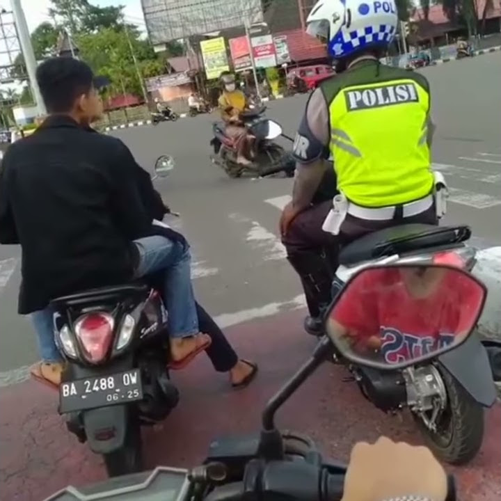 story wa polisi vs gak pake helem auto ngakak #viral #lucu #tiktok