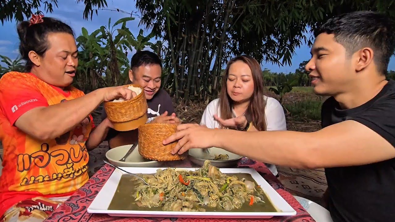 หมกหน่อไม้ใส่หมูสามชั้น เก็บหน่อไม้สดๆจากก่อไผ่ หน่อไม้บ้านนี้เยอะมากๆ | อร่อยนัวร์