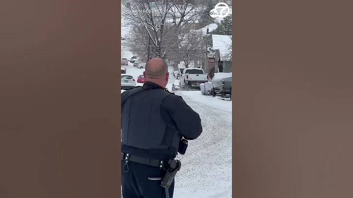 Parked police car creates domino effect as vehicles crash on icy Oregon road - DayDayNews