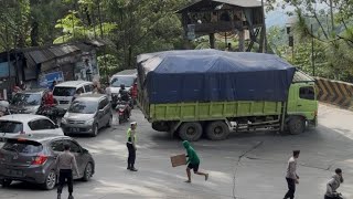Download Lagu Supir Cerdas, Beginilah Cara Dump Truck Batu Bara Menghindari Terbalik di Tanjakan Sitinjau Lauik MP3