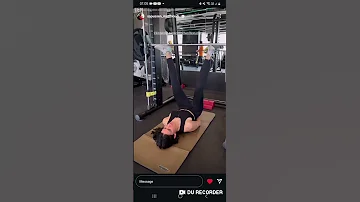 بنت المصمودي تهز فالرزين بالساقين 