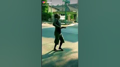 Orang gila joget entah apa yang merasukimu (cari di likee) dan baca deskripsi