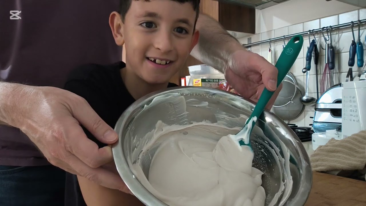 סהר מכין עוגת גבינה יוגורט עם גרנולה ושוקולד