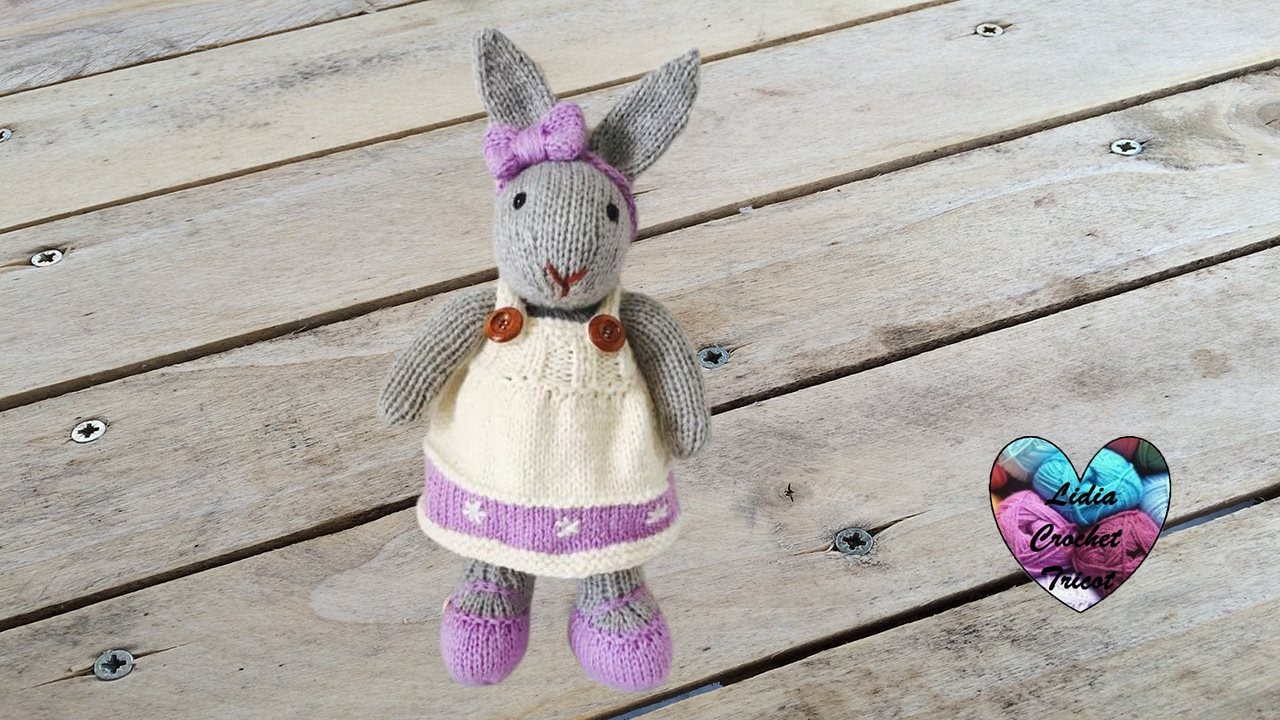 Chapeau En Fourrure De Lapin Et Laine Tricotée Au Crochet Fait À