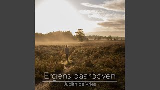 Video thumbnail of "Judith de Vries - Ergens Daarboven"