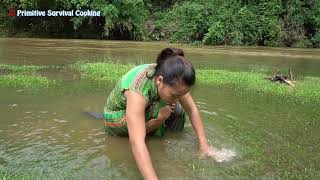 Primitive Life - Smart Girl Meet Big Catfish at River - Skills Catch Fish by Hand for Survival