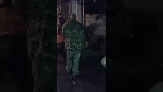 Солдат РФ избеваяют палкой.