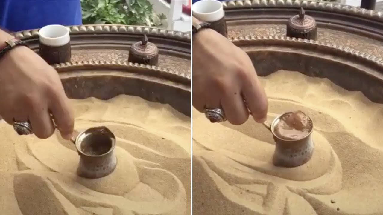 L'art du café turc préparé dans le sable chaud 