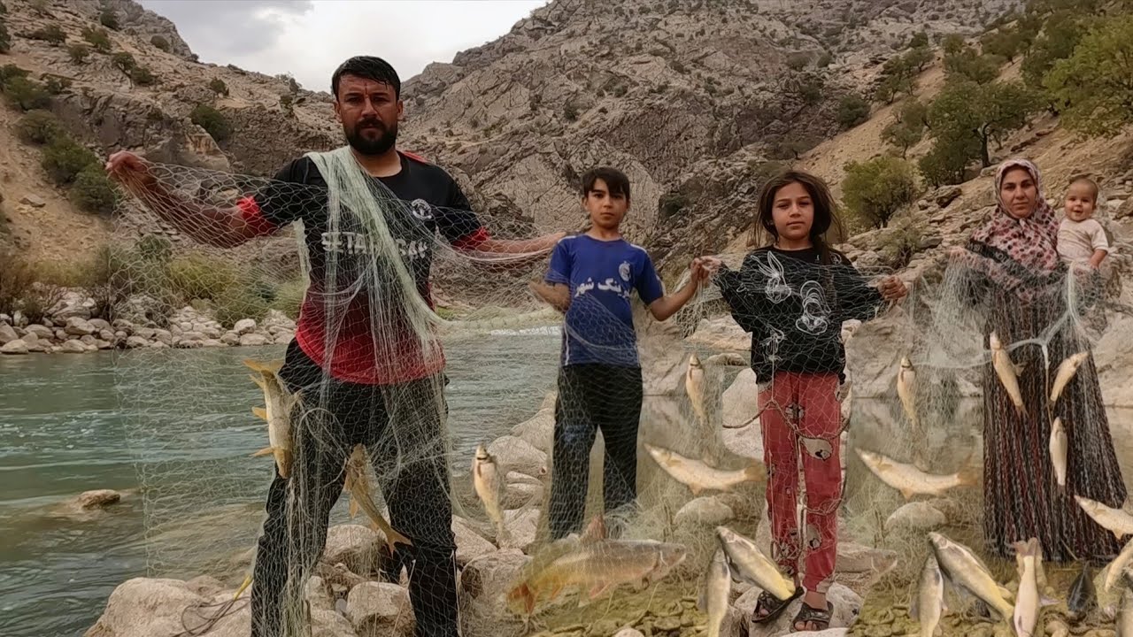 Семья кочевников ловит рыбу в горной реке и торгует свежим уловом | Кочевая жизнь в Иране