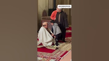 الشيخ القارئ عمر القزابري يستقبل الأطفال الصغار بعد الانتهاء من صلاة التراويح بمسجد الحسن الثاني