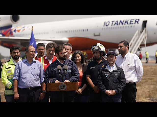 Presidente Gabriel Boric recibe en Concepción al avión Ten Tanker