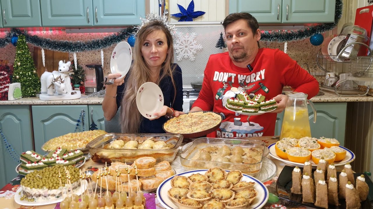 МУКБАНГ 😋 Пробуем ВСЕ БЛЮДА НОВОГОДНЕГО СТОЛА за 5000 рублей 2025 🎄🎅 Едим навесу