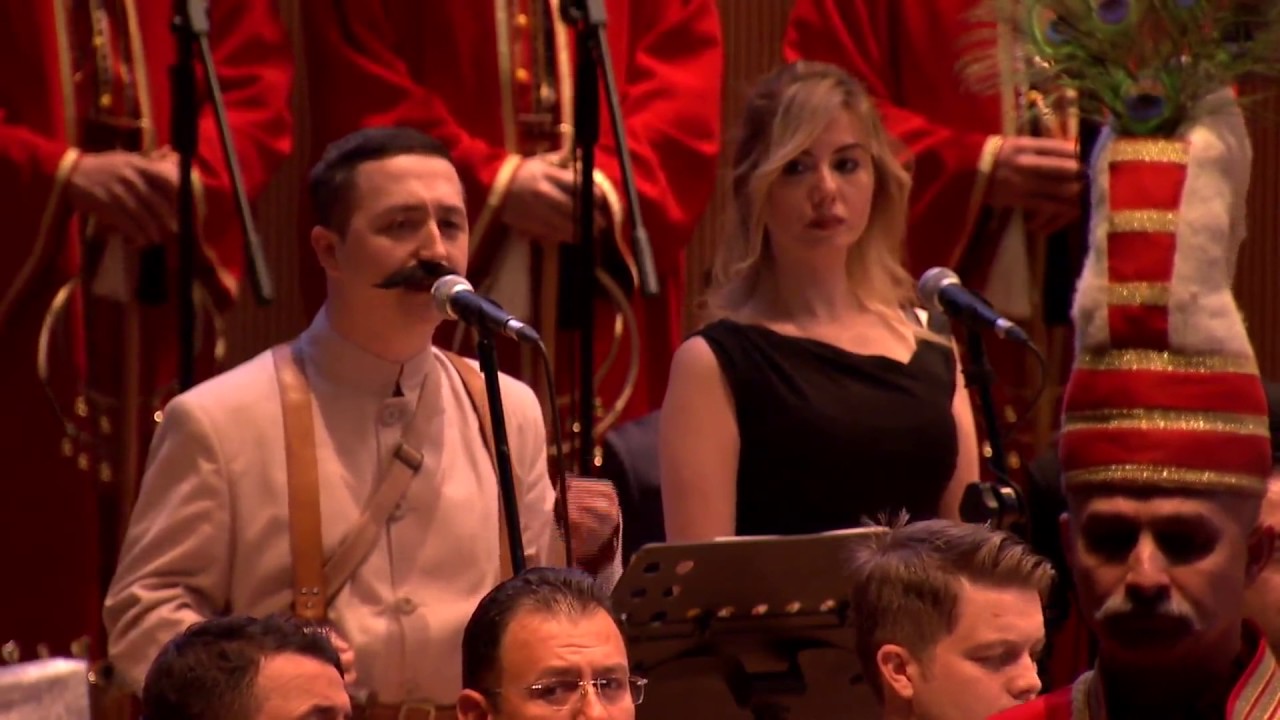 Kubilay Aksoy - Yeni Cami Avlusunda