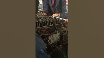 Remove the injector from Cummins ISM11 engine - teaching and training in progress