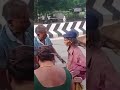 الناس يعبدون مجنون في الشارع في الهند 
