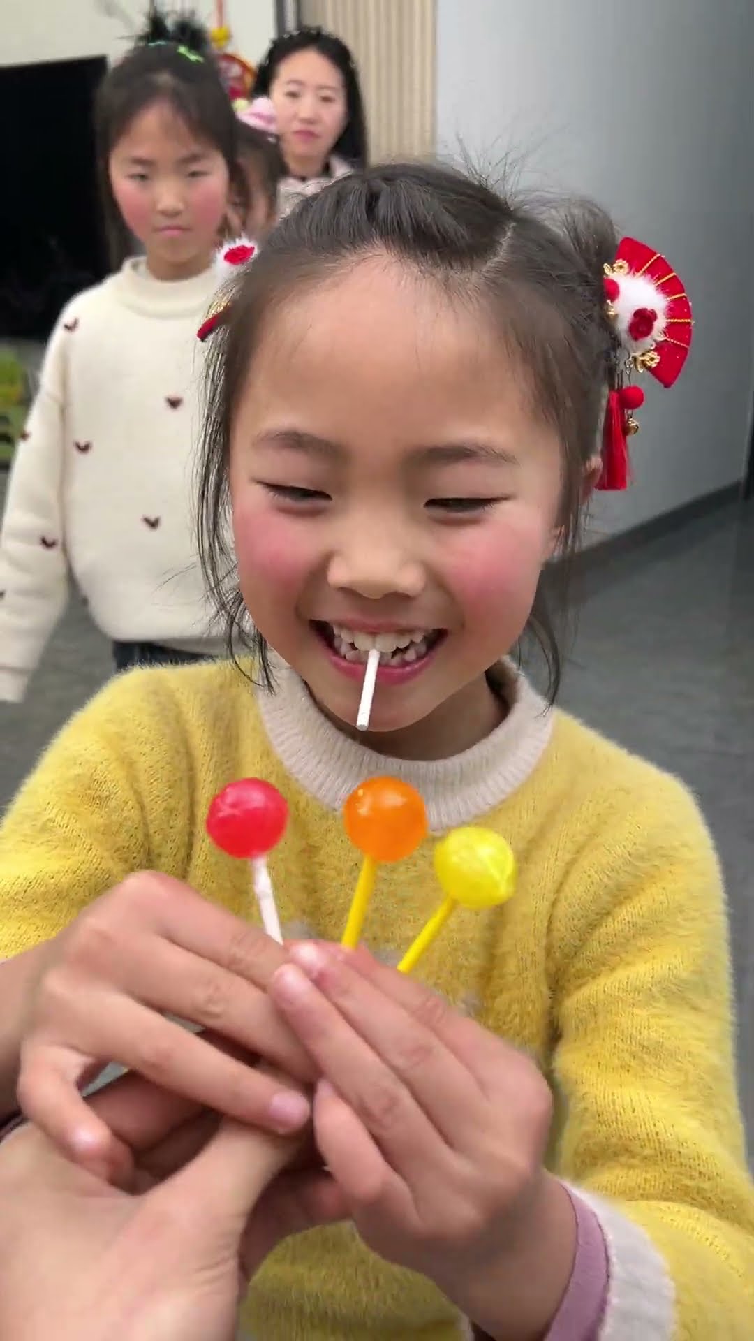 ??The kind girl shared her candy with the man without arms!#shorts  #funny #smartitemsforeveryhome