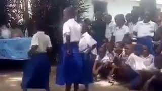 ANGALIA WANAFUNZI WASHULE YAMSINGI WAKIZUNGUSHA VIUNO