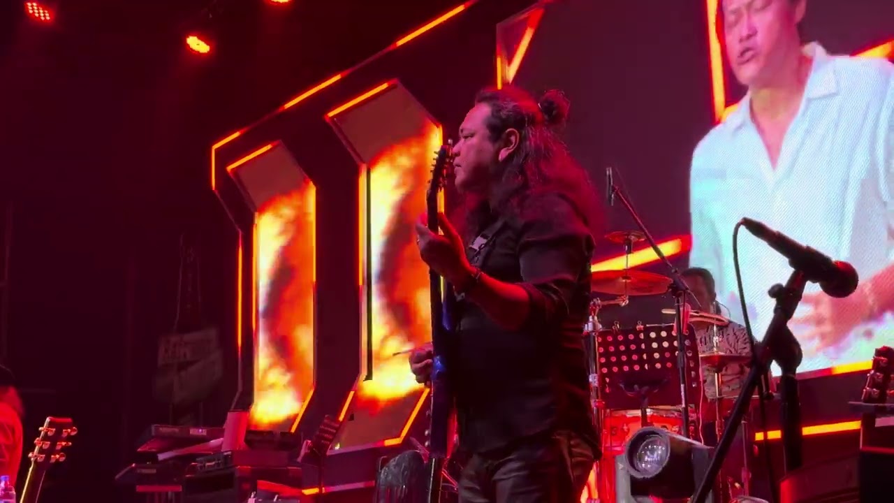 သတိမေ့သွားတဲ့ည  လေးဖြူ Excellent Bar#music #livemusic #sanwinaungguitarist #