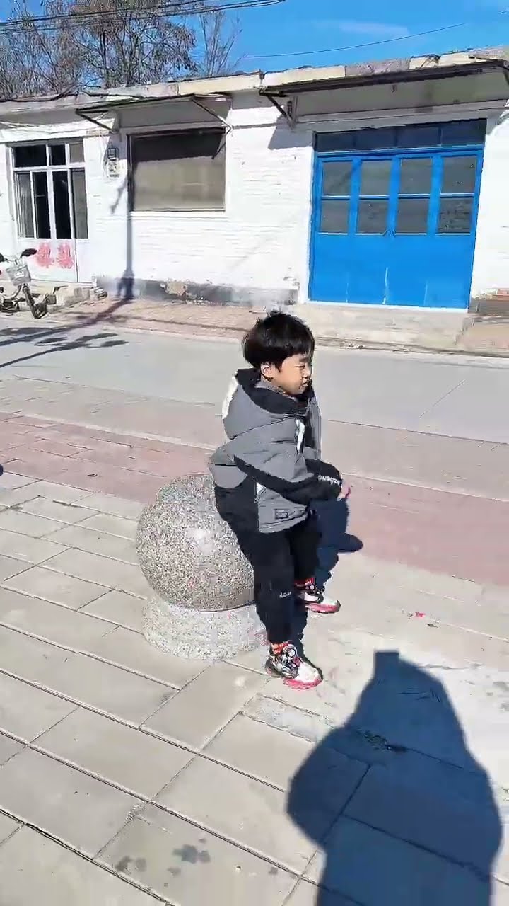 测试儿子的反应能力，跟着姐姐学的有模有样！#Cute baby#Cute#呆萌小米宝#聪明宝宝#萌娃