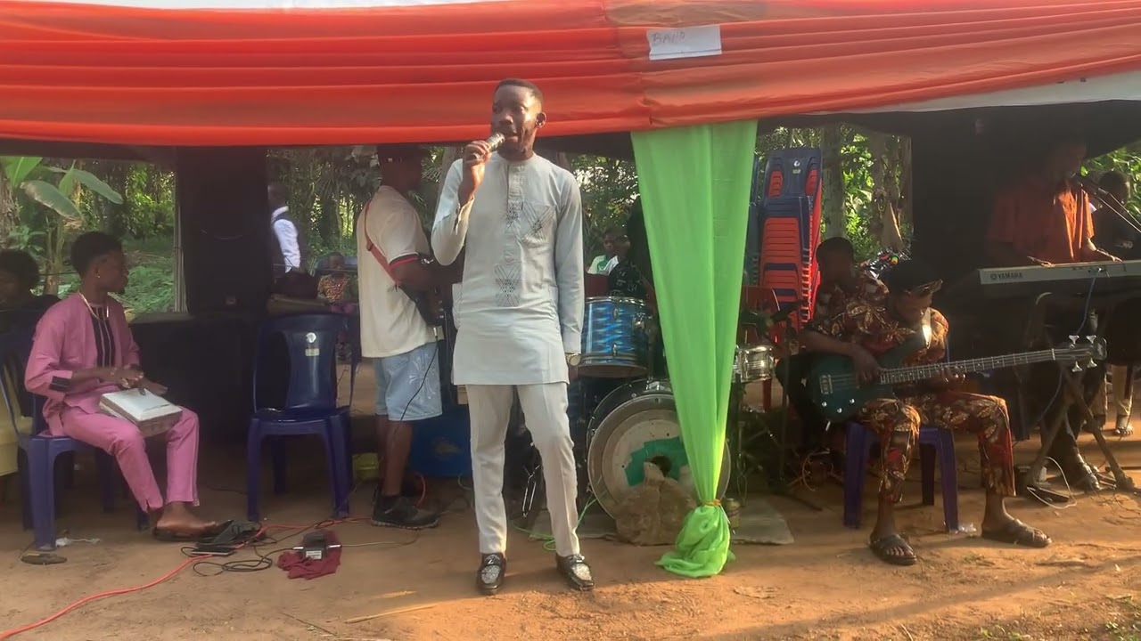 The Dynamic Friends International Band (Oriental Brother) use headphone 