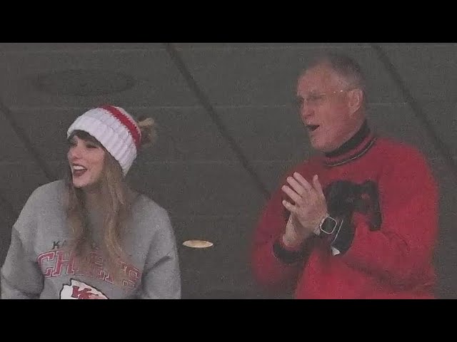 Taylor Swift S Dad Accused Of Punching Photographer