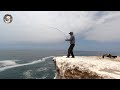 Mira como este pescador usa esta fantástica herramienta para pescar desde gran altura.