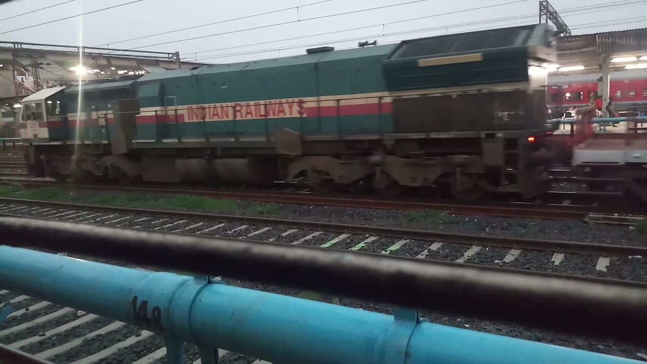 Ahmedabad junction  AHI-PUNE Express  crossd ❤ Goods  train 🚄WDP4B LOCO